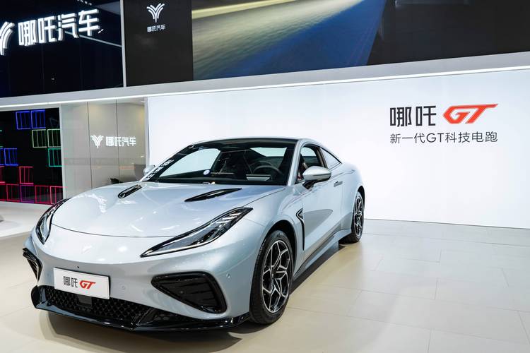 成都205哪吒汽车在智能汽车领域的表现，领途汽车在新能源汽车市场中的影响力